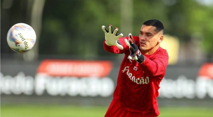 Imagem do goleiro Santos em treino pelo Athletico-PR. Foto: José Tramontin/Athlético-PR