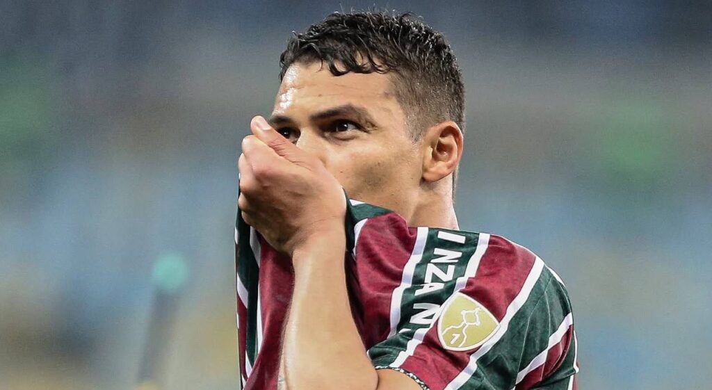 Imagem do zagueiro Thiago Silva beijando escudo da camisa do Fluminense em campo. Foto: Instagram/Fluminense