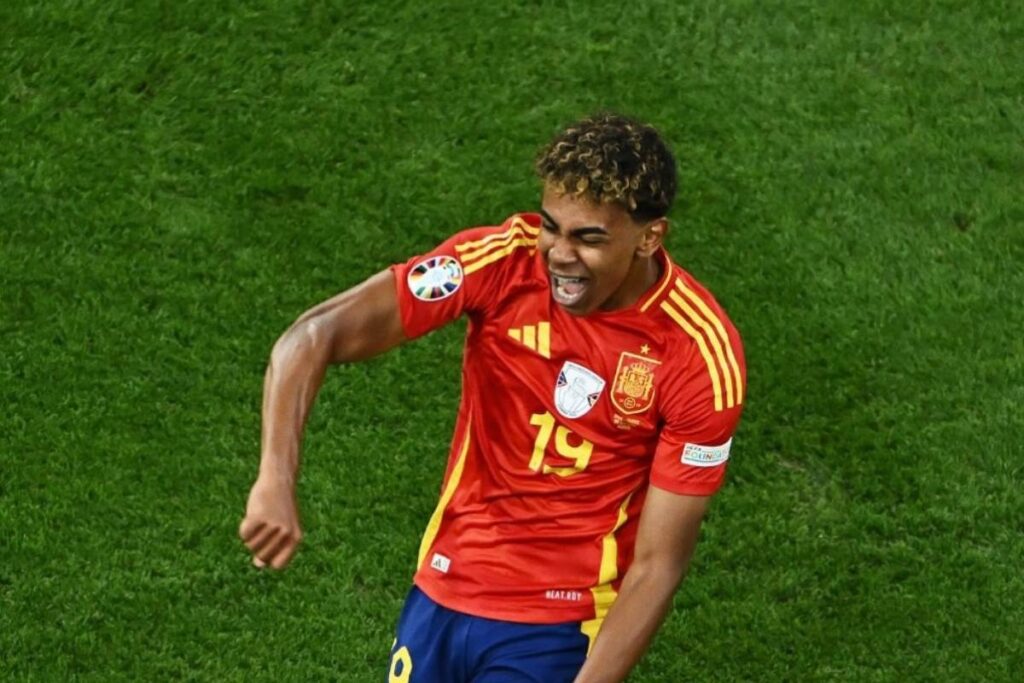 Jogador Lamine Yamal comemorando gol pela Espanha. Foto: Seleção Espanhola/Instagram