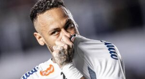 Imagem do atacante Neymar beijando o escudo do Santos. Foto: Instagram/Neymar