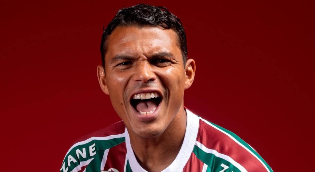 Imagem do zagueiro Thiago Silva em sessão de fotos com a camisa do Fluminense. Foto: Instagram/Fluminense