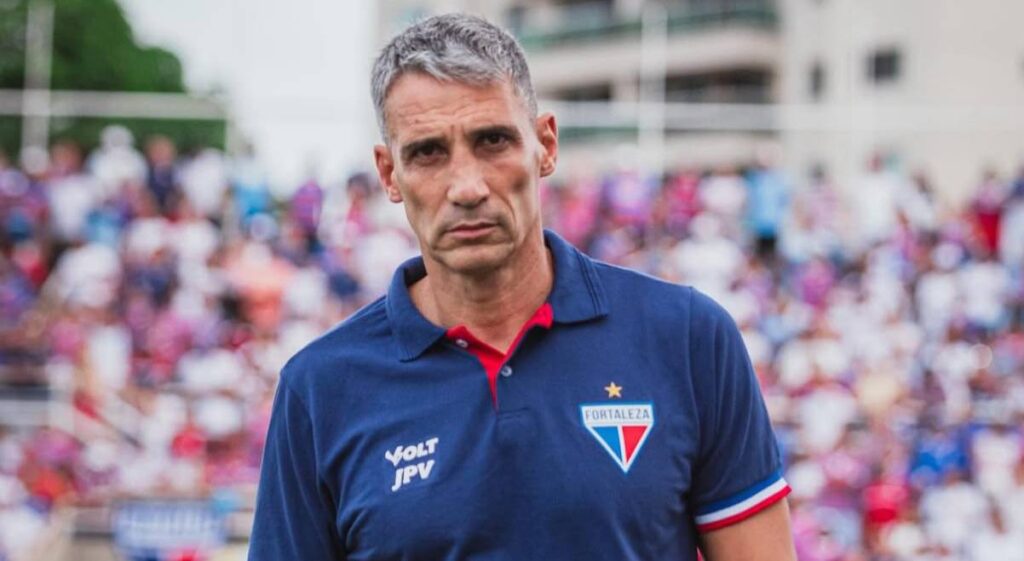 Imagem do técnico Juan Pablo Vojvoda na beira do campo de jogo do Fortaleza. Foto: Matheus Lotif/FEC