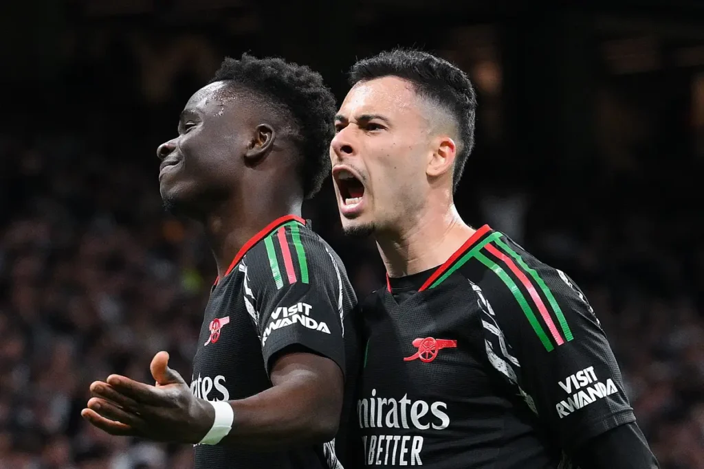 Jogadores Bukayo Saka e Gabriel Martinelli comemorando gol pelo Arsenal. Foto: Arsenal/Instagram