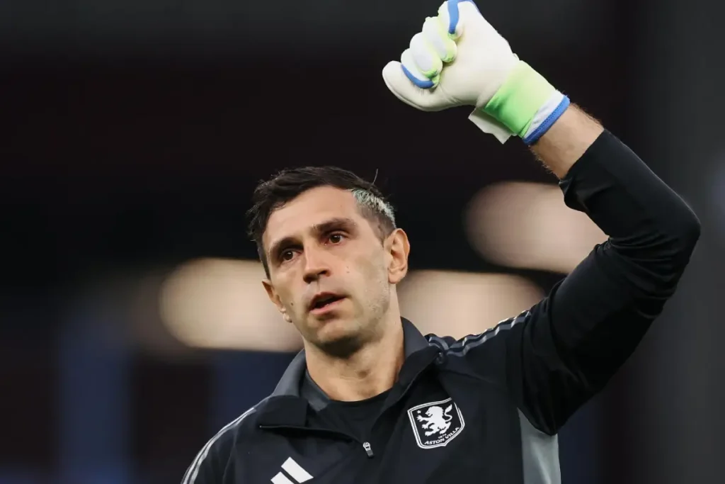 Goleiro Emiliano Martínez em aquecimento com o Aston Villa. Foto: Aston Villa/Instagram