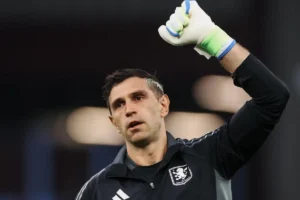 Goleiro Emiliano Martínez em aquecimento com o Aston Villa. Foto: Aston Villa/Instagram