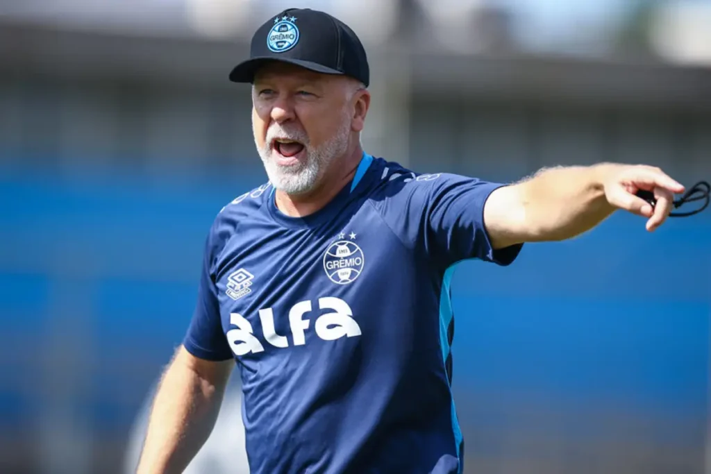 Técnico Mano Menezes em treino com o Grêmio. Foto: Lucas Uebel/Grêmio FBPA