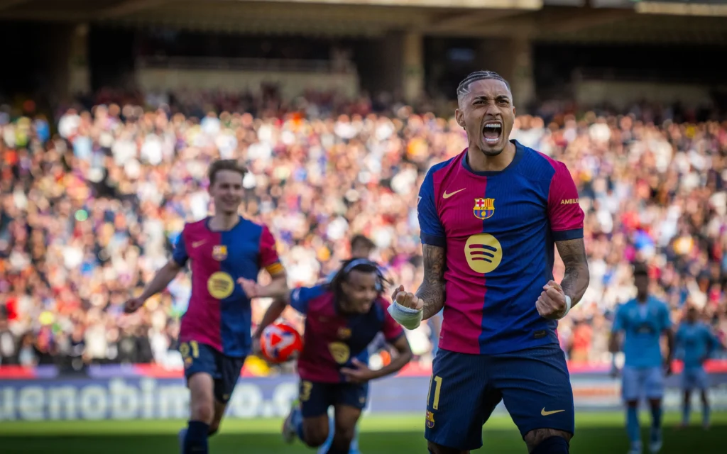 Jogador Raphinha comemorando gol pelo Barcelona. Foto: Marc Graupera - FC Barcelona