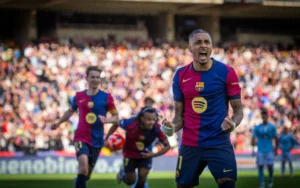 Jogador Raphinha comemorando gol pelo Barcelona. Foto: Marc Graupera - FC Barcelona