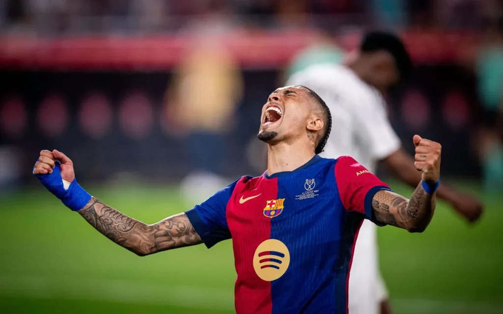 Jogador Raphinha comemorando gol pelo Barcelona. Foto: Marc Graupera - FC Barcelona