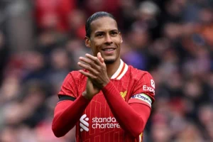 Jogador Virgil Van Dijk comemorando pelo Liverpool. Foto: Liverpool/Site Oficial