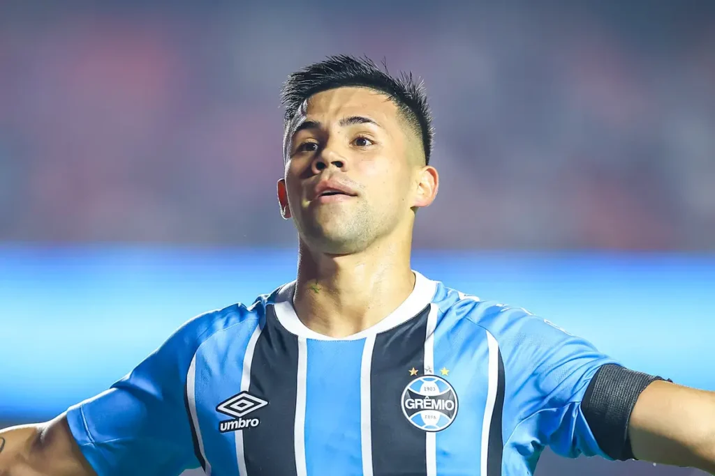 Jogador Alexander Aravena comemorando gol pelo Grêmio. Foto: Lucas Uebel/Grêmio FBPA