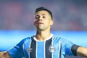 Jogador Alexander Aravena comemorando gol pelo Grêmio. Foto: Lucas Uebel/Grêmio FBPA