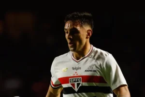 Jogador Enzo Díaz em ação pelo São Paulo. Foto: Rubens Chiri e Paulo Pinto/Saopaulofc.net