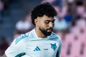 Jogador Gabigol em aquecimento com o Cruzeiro. Foto: Gustavo Aleixo/Cruzeiro
