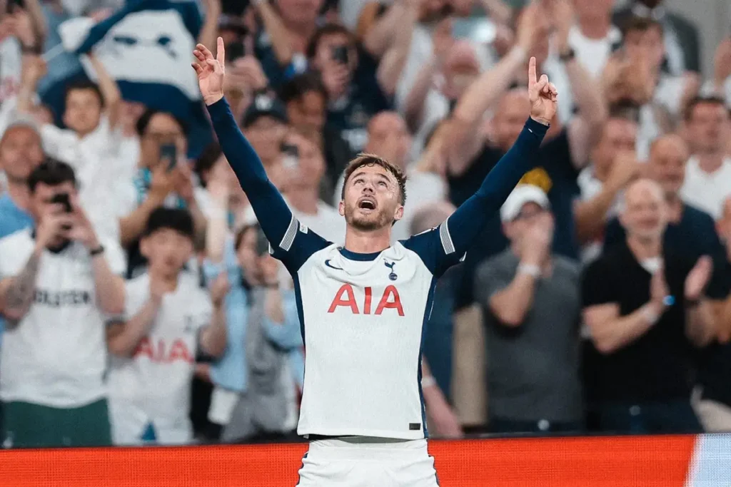 Imagem do jogador James Maddison comemorando gol pelo Tottenham. Foto: Tottenham/Instagram