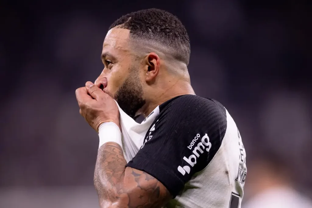 Jogador Memphis Depay beijando escudo do Corinthians em partida. Foto: Rodrigo Coca / Corinthians