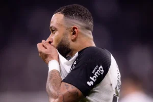 Jogador Memphis Depay beijando escudo do Corinthians em partida. Foto: Rodrigo Coca / Corinthians