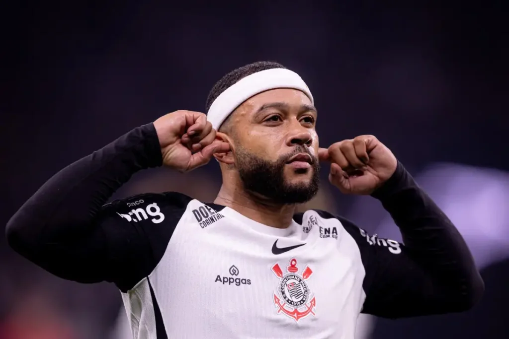 Jogador Memphis Depay comemorando gol pelo Corinthians. Foto: Rodrigo Coca / Corinthians
