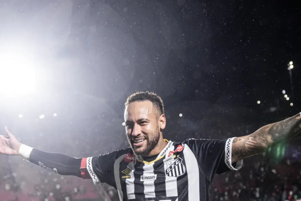 Imagem do jogador Neymar comemorando com a torcida do Santos. Foto: Raul Baretta/ Santos FC