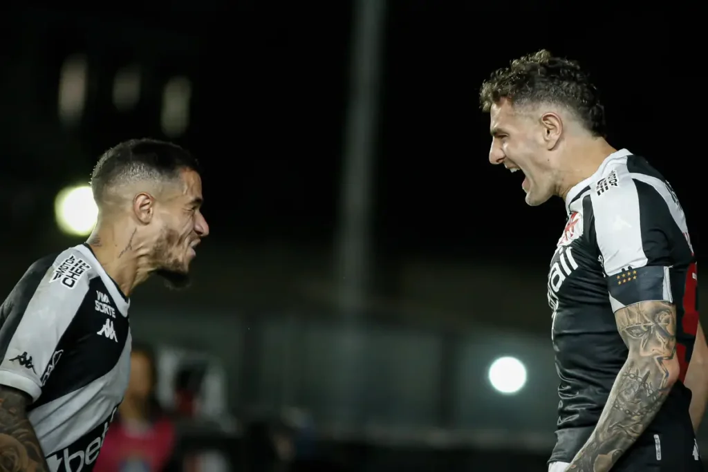 Jogadores Philippe Coutinho e Vegetti comemorando gol pelo Vasco da Gama. Foto: Matheus Lima/Vasco.