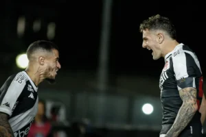 Jogadores Philippe Coutinho e Vegetti comemorando gol pelo Vasco da Gama. Foto: Matheus Lima/Vasco.