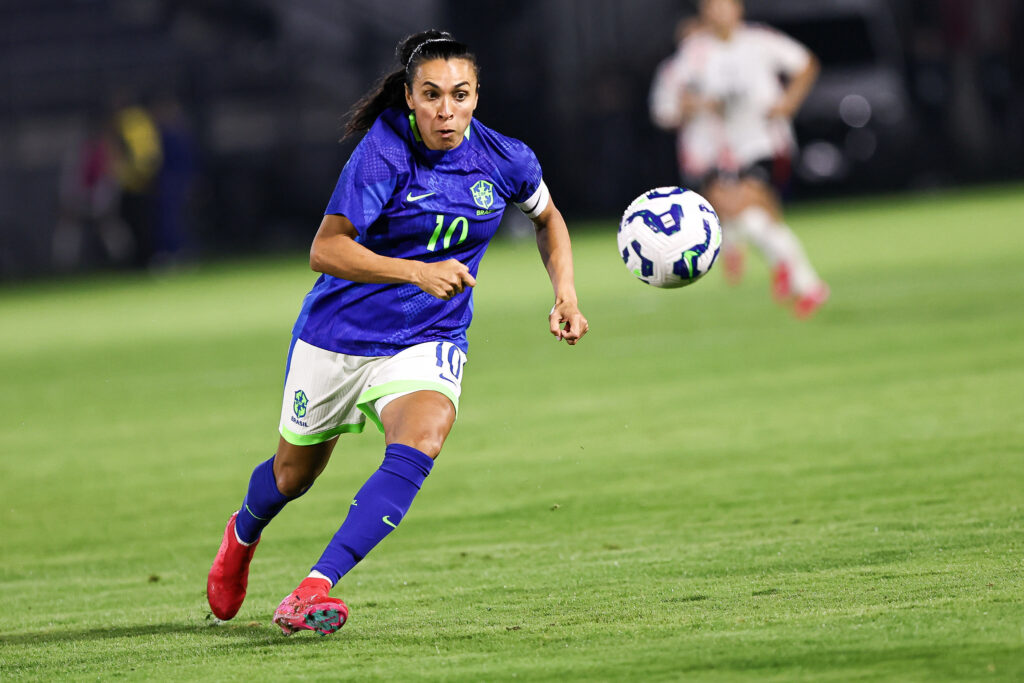 Imagem da jogadora Marta em ação pela Seleção Brasileira. Foto: Staff Images / CBF