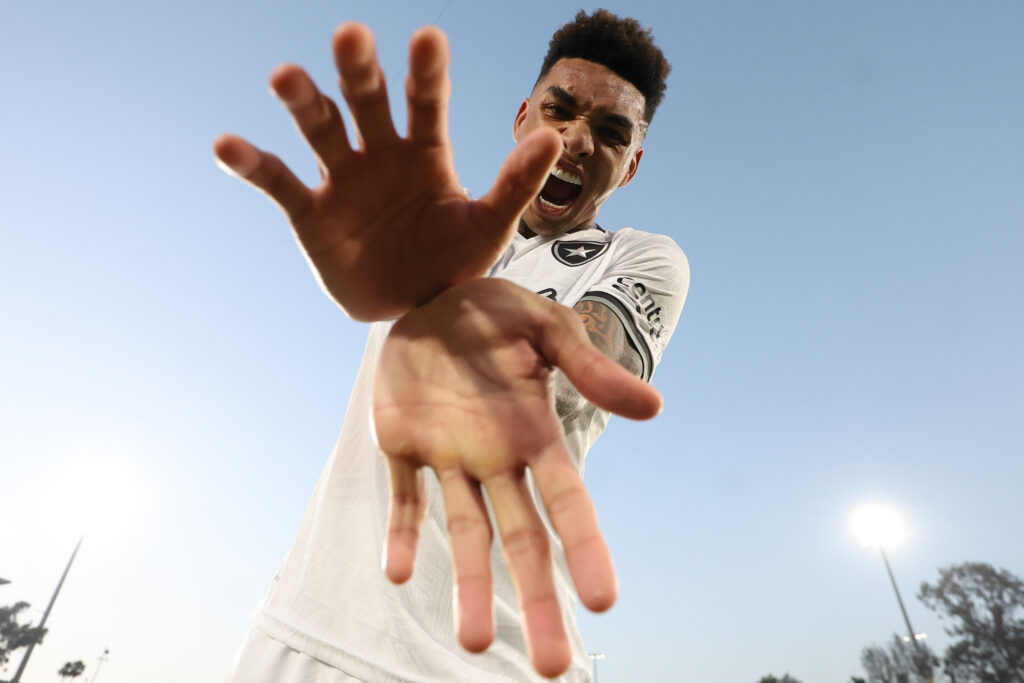 Imagem do jogador Igor Jesus comemorando gol pelo Botafogo. Foto: Vítor Silva/Botafogo