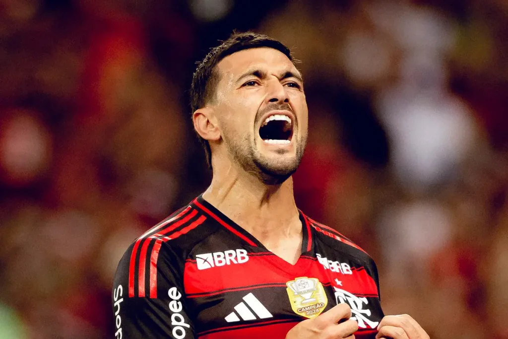 Jogador Giorgian De Arrascaeta comemorando gol pelo Flamengo. Foto: Adriano Fontes/Flamengo