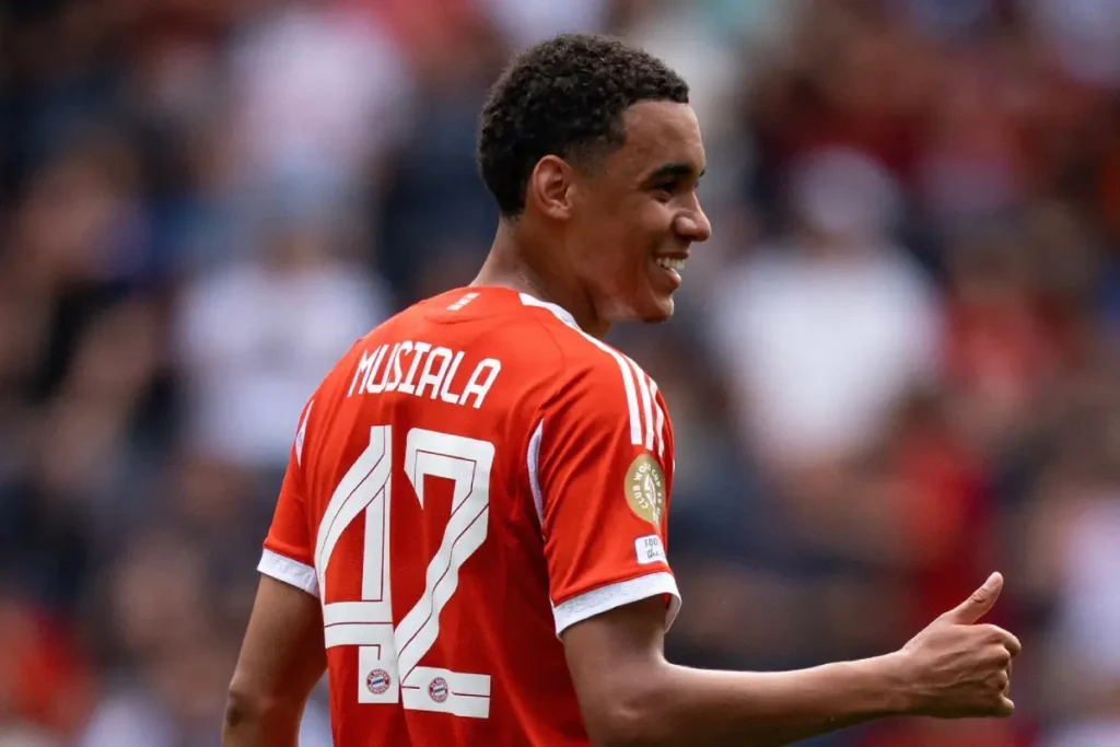 Imagem do jogador Jamal Musiala em ação pelo Bayern de Munique. Foto: Bayern de Munique/Instagram