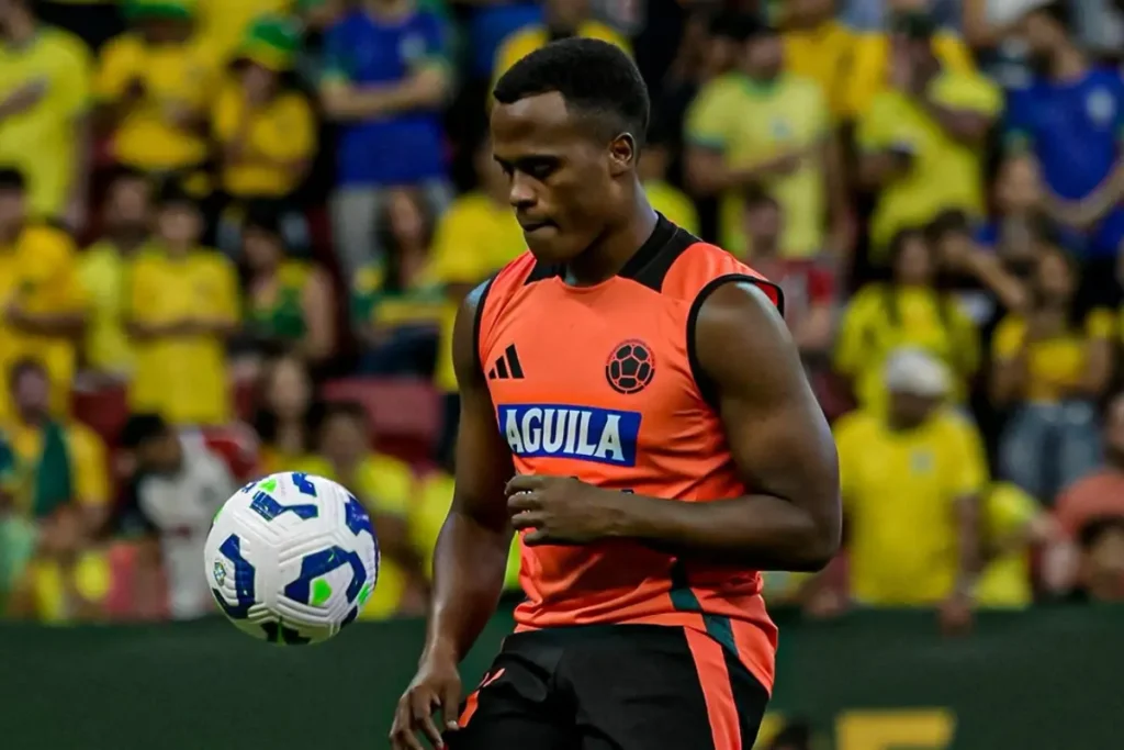 Imagem do jogador John Arias em treino pela Colômbia. Foto: Seleção da Colômbia/Instagram