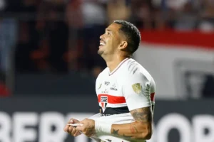 Imagem do jogador Luciano comemorando gol pelo São Paulo. Foto: Rubens Chiri e Paulo Pinto/Saopaulofc.net