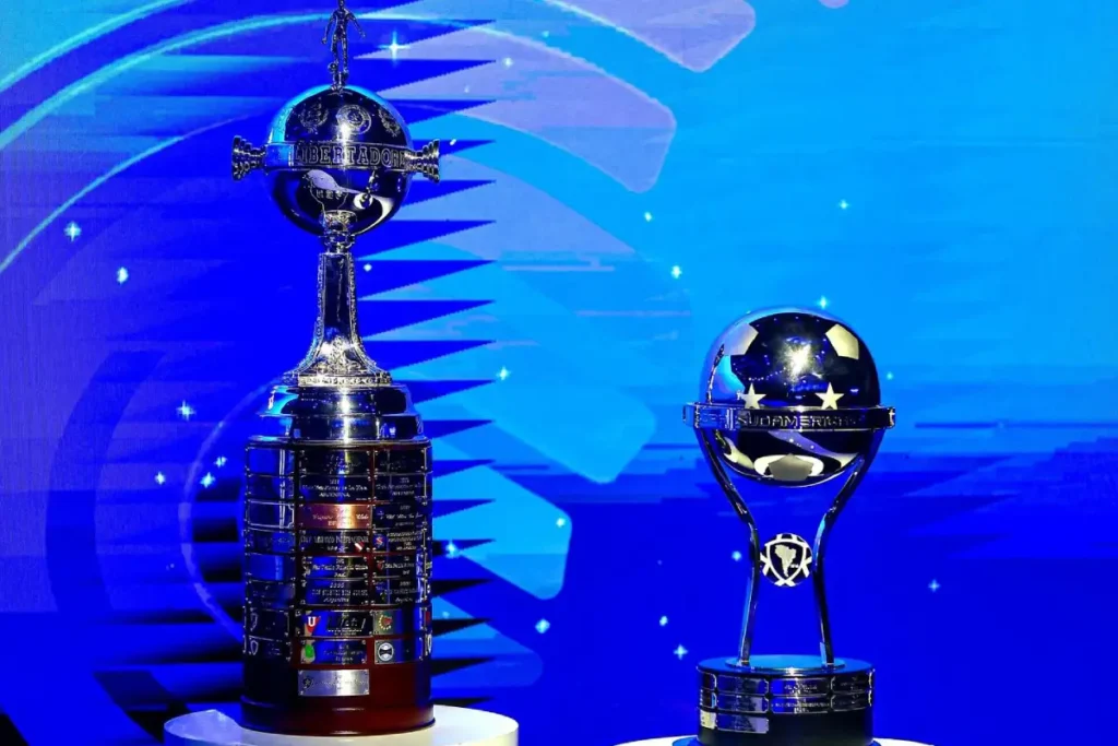 Imagem da Taça da Copa Libertadores e da Taça da Copa Sul-Americana. Foto: CONMEBOL/Instagram