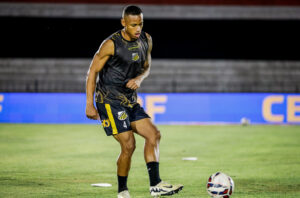 Imagem do jogador Carlão em aquecimento pré-jogo com o Novorizontino. Foto: Ozzair Jr./Novorizontino