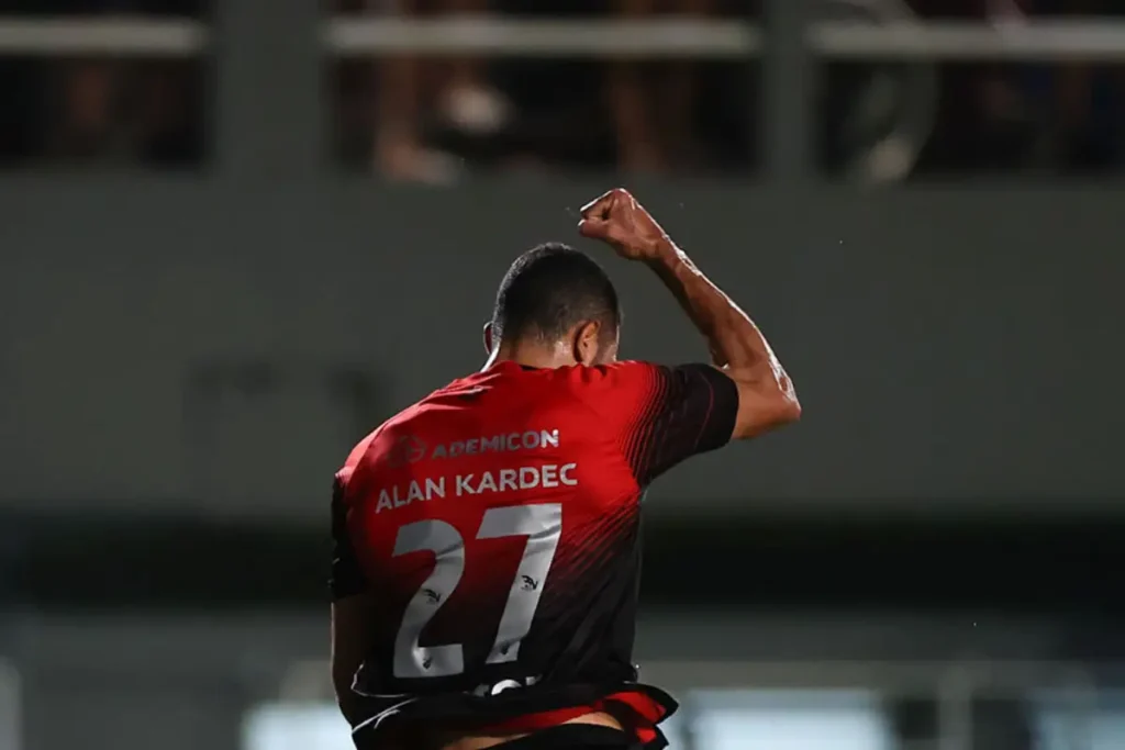 Imagem do jogador Alan Kardec comemorando gol pelo Athletico-PR. Foto: José Tramontin/athletico.com.br