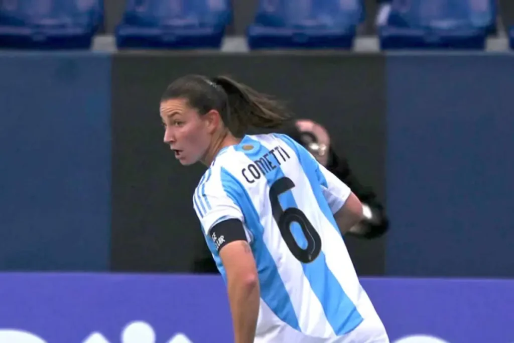 Imagem da jogadora Aldana Cometti em ação pela Argentina na Copa América Feminina. Foto: Seleção Argentina/Instagram