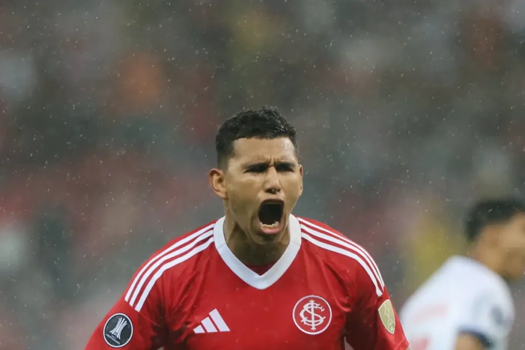 Imagem do jogador Braian Aguirre comemorando gol pelo Internacional. Foto: Ricardo Duarte/Internacional