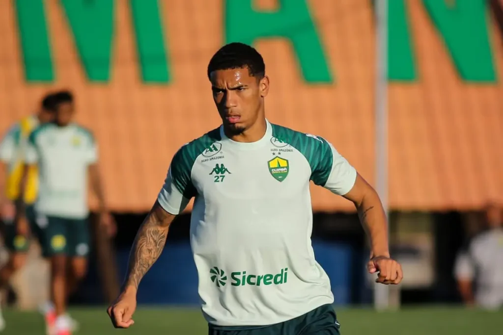 Imagem do jogador Denilson em ação pelo Cuiabá. Foto: AssCom Dourado