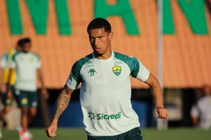 Imagem do jogador Denilson em ação pelo Cuiabá. Foto: AssCom Dourado