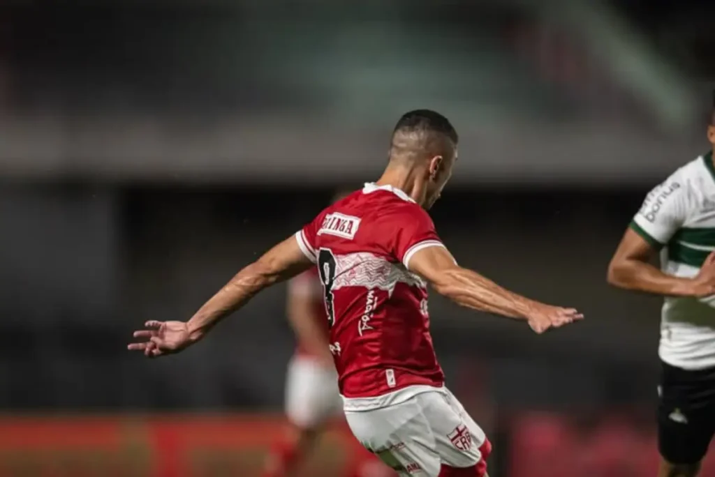 Imagem do jogador Gegê em ação pelo CRB. Foto: Francisco Cedrim/CRB