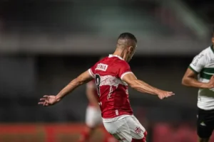Imagem do jogador Gegê em ação pelo CRB. Foto: Francisco Cedrim/CRB