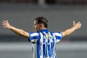 Imagem do jogador Klenisson comemorando gol pelo CSA. Foto: Allan Max