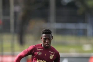 Imagem do jogador Leonardo Pinheiro em treino pelo Athletico-PR.Foto: Duda Matoso/athletico.com.br