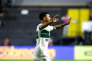 Imagem do jogador Lucas Ronier em ação pelo Coritiba. Foto: Gabriel Thá | Coritiba
