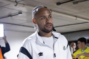 Imagem de Neymar chegando em concetração para partida do Santos. Foto: Raul Baretta/Santos FC