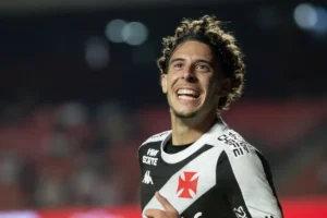 Imagem do jogador Nuno Moreira comemorando gol pelo Vasco. Foto: Matheus Lima/Vasco