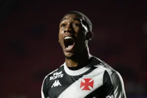 Imagem do jogador Rayan comemorando gol pelo Vasco. Foto: Matheus Lima/Vasco