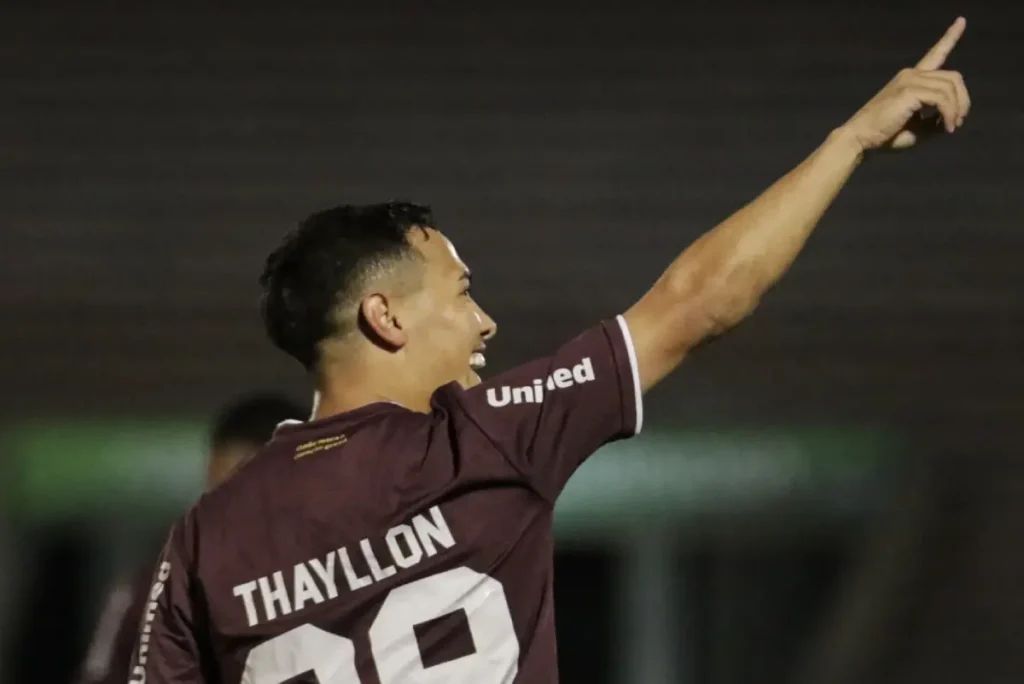 Imagem do jogador Thayllon comemorando gol pela Ferroviária. Foto: Luis Miguel Ferreira/Ferroviária SAF