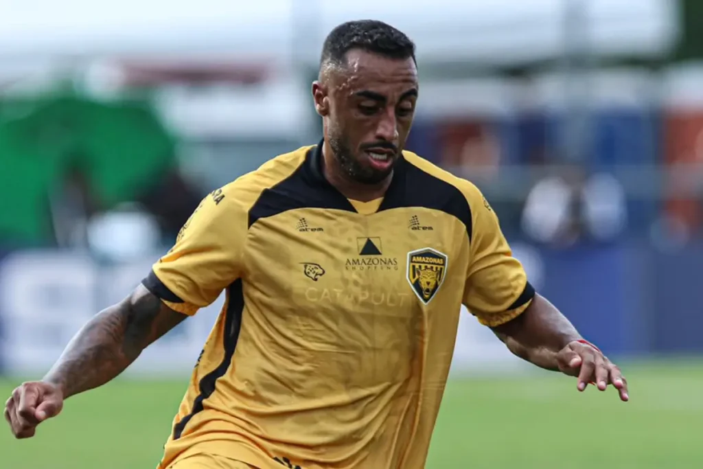 Imagem do jogador Carlos Akapo em ação pelo Amazonas. Foto: Amazonas FC/Instagram