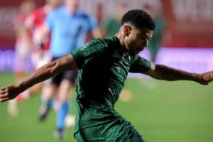 Imagem do jogador Lucas Ronier em ação pelo Coritiba. Foto: JP Pacheco | Coritiba