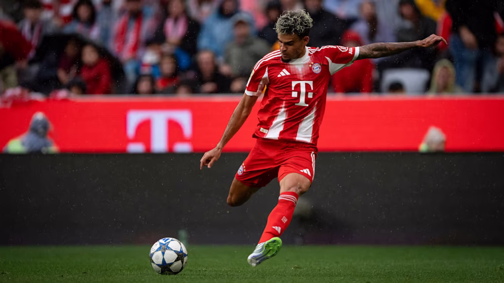 Imagem do jogador Luis Díaz em ação pelo Bayern de Munique. Foto: FC Bayern/Site Oficial